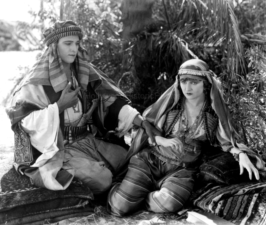 Agnes Ayers 1921 4 The Sheik with Rudolph Valentino CL.wm.jpg